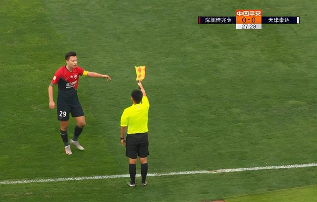 深圳佳兆业队员心态炸裂 5分钟连续吹掉2球