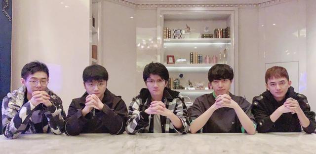 若风晒老WE五人合照 EDG的Clearlove现在是WE诺言