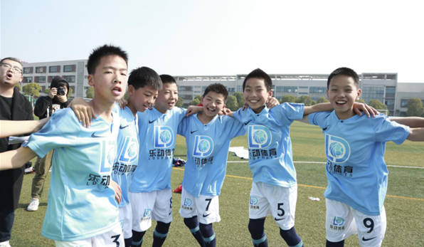 中国足球的希望在那里 完善足球青训学院从娃娃抓起