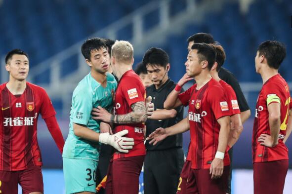 中超联赛第17轮争冠组河北华夏对阵山东鲁能 格德斯梅开二度助山东鲁能2-2战平