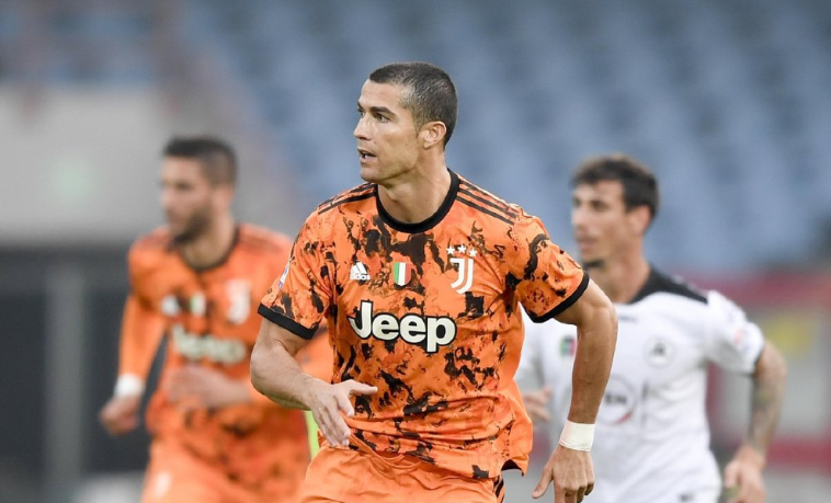 C罗回归 126秒闪电射门+勺子点球 那个男人回来了