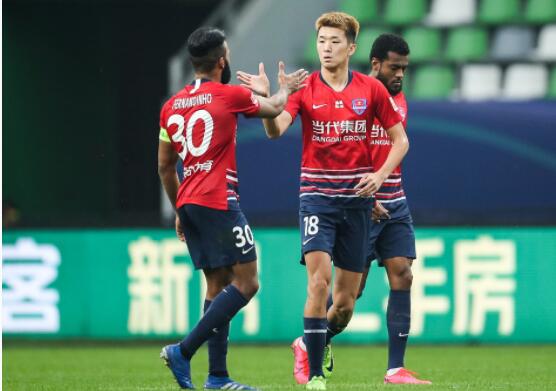 中超第19轮重庆当代对阵山东鲁能泰山 重庆连追四球逆天翻盘4-3获胜