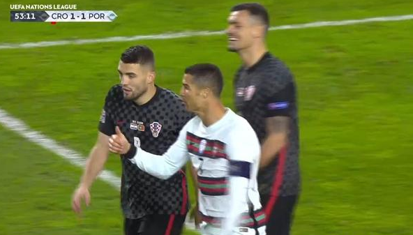 C罗被判假摔吃下黄牌 裁判到底罚错了吗