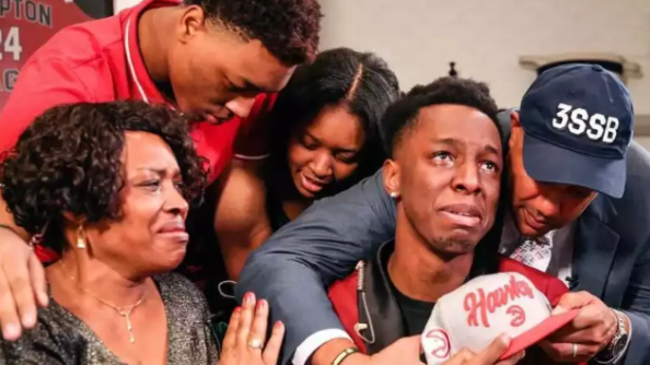 当梦想成真的那一刻泪水止不住的流 老鹰晒出奥孔古被选中时的照片