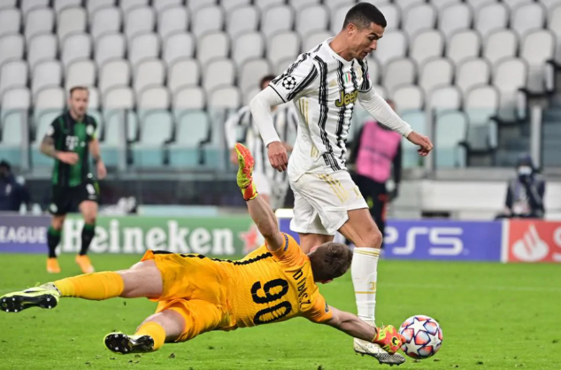 欧冠 C罗又回来了C罗破门莫拉塔中柱+绝杀,尤文2-1费伦茨瓦罗斯提前出线