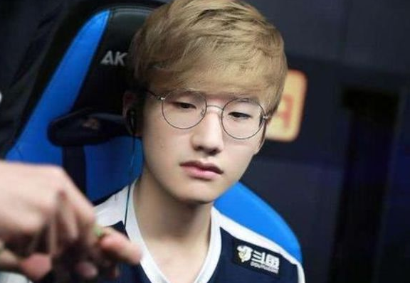 小花生来LPL一年就回老家，粉丝纷纷表示内鬼终于没了