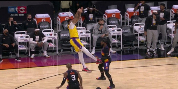 浓眉踢裆吃恶犯 你觉得他是故意的吗