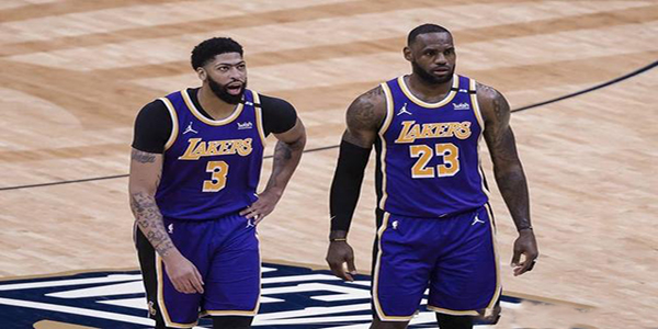 詹姆斯穿湖人6号球衣