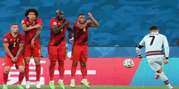 C罗怒摔队长袖标