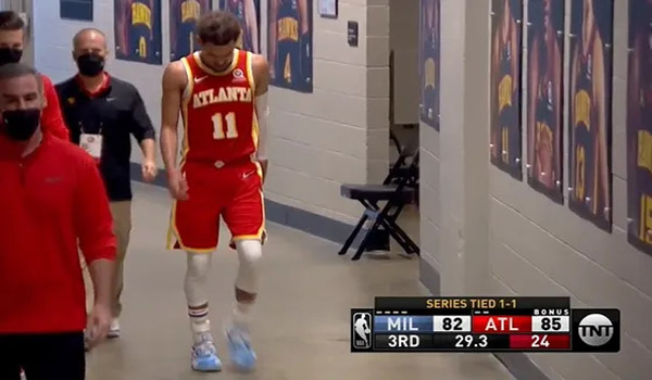 特雷-杨踩到裁判的脚