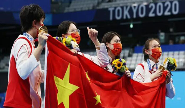 女子4x200米自由泳夺金