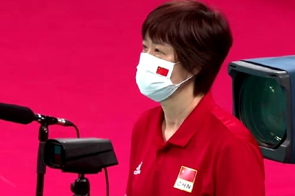 中国女排和郎平拥抱告别