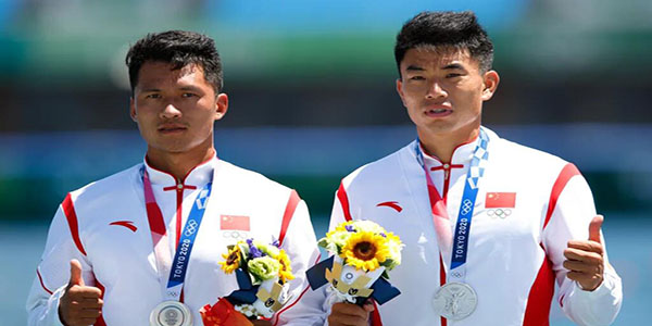 刘浩郑鹏飞男子双人划艇1000米夺银