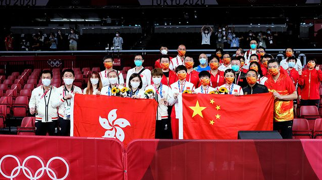 感动瞬间,女团夺冠后中国香港队和中国队一起合影