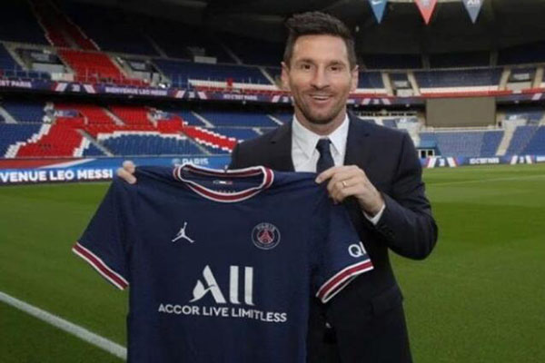 梅西在巴黎主场颠球