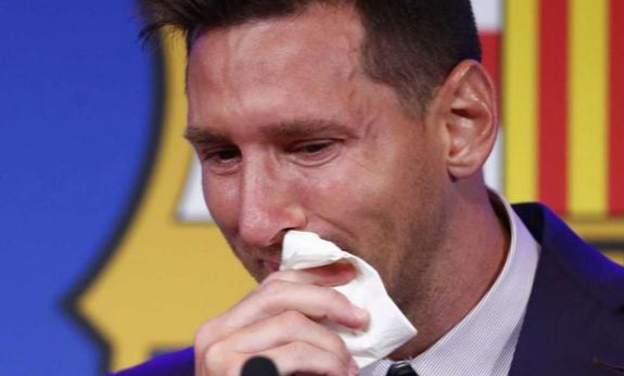 逆天！梅西擦泪纸巾100万拍卖