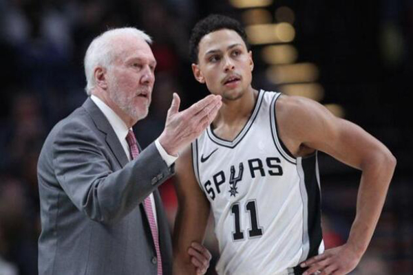 马刺官宣签回福布斯