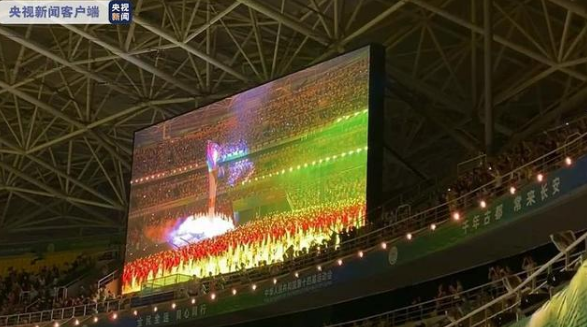 苏炳添等6位火炬手接力点燃主火炬