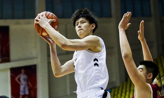 曾凡博计划参加2022年NBA选秀