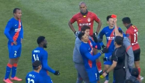 申花2-0晋级八强 出现三张红牌