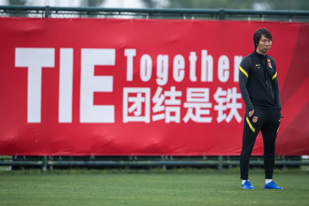 12强赛期间帮教练组帮助李铁讨回俱乐部欠薪
