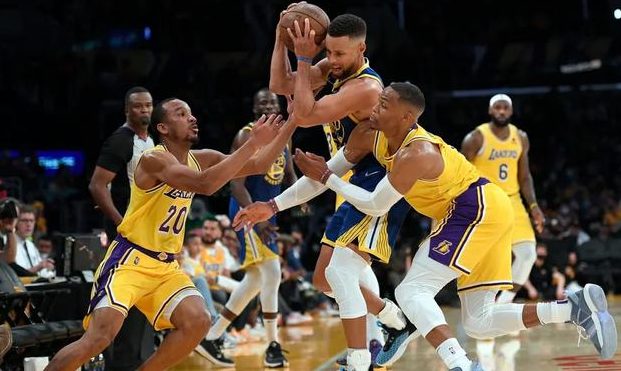 勇士逆转湖人拿下揭幕战，库里砍下三双战绩