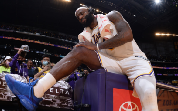 詹姆斯因踝伤缺战马刺