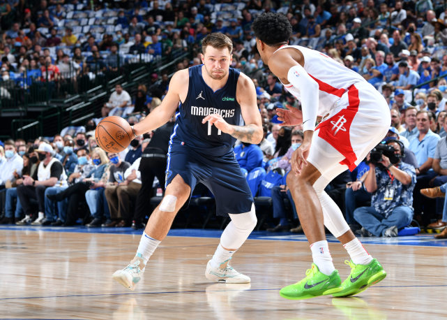 独行侠击败火箭取两连胜 东契奇26＋14＋7