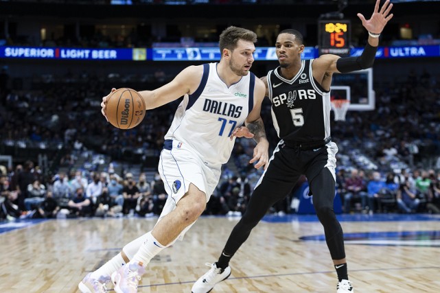 独行侠送马刺四连败 东契奇轰25分