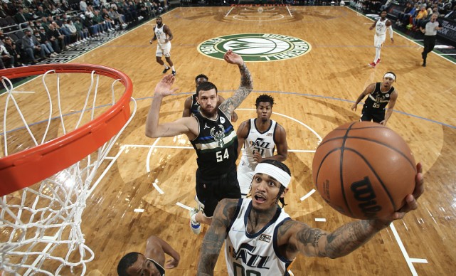 米切尔28分爵士送雄鹿三连败