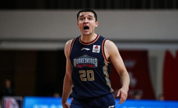 西热力江怒批CBA球员浪费水