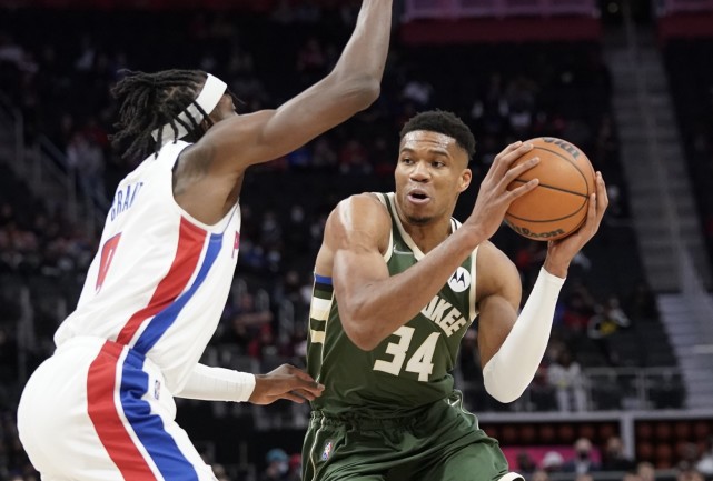 格兰特21分 雄鹿大胜活塞止3连败