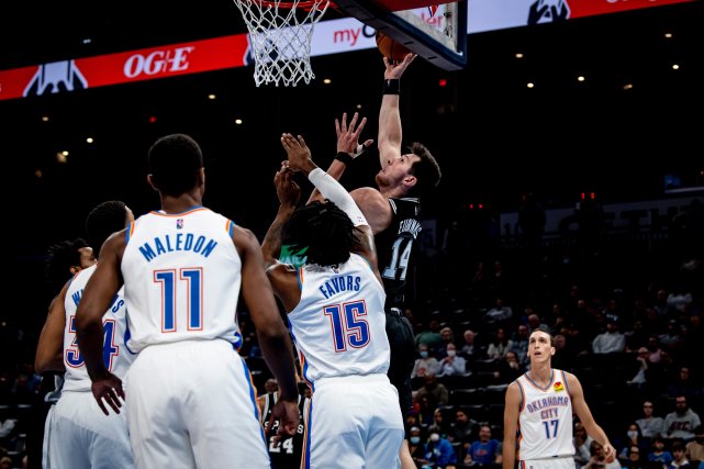 雷霆五人上双逆转马刺迎连胜