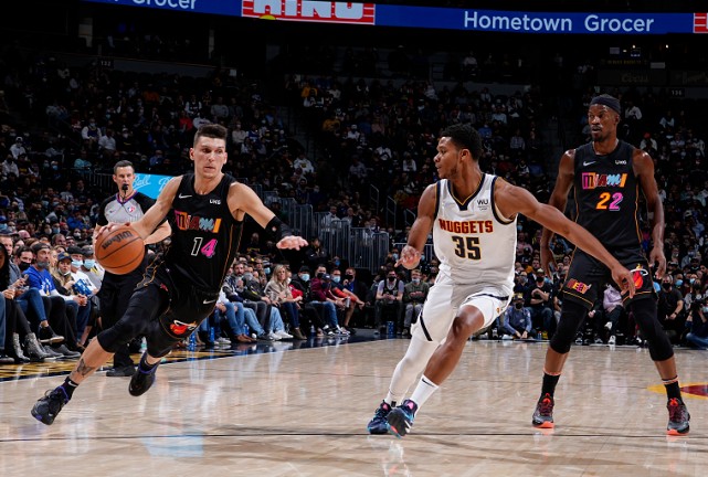 热火惨负掘金丢东部第一 约基奇携大莫双双被驱逐