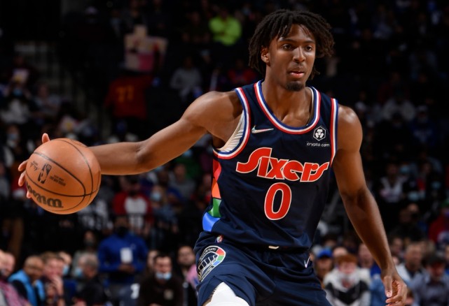 雄鹿客场118-109战胜76人 76人不敌雄鹿跌至东部第四