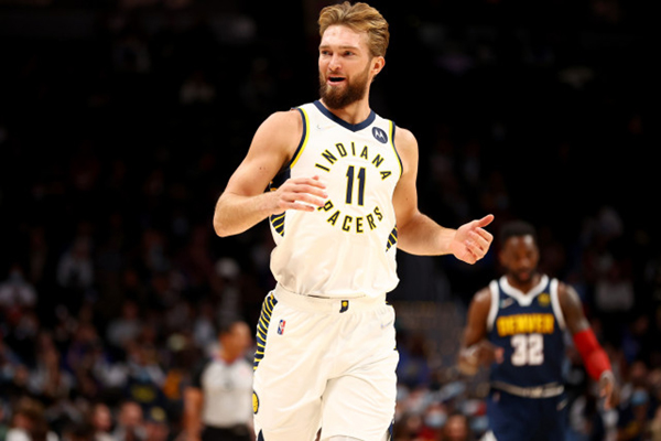 掘金险胜步行者迎三连胜！巴顿30分