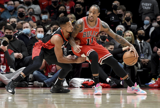 公牛遭开拓者20分逆转 利拉德22＋10拉文30分