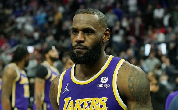 詹姆斯被驱逐，湖人翻盘活塞结束三连败