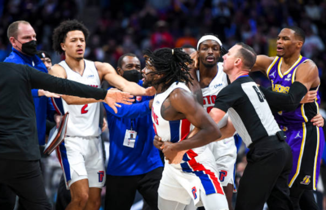 詹姆斯拳击对手被驱逐 湖人121-116活塞