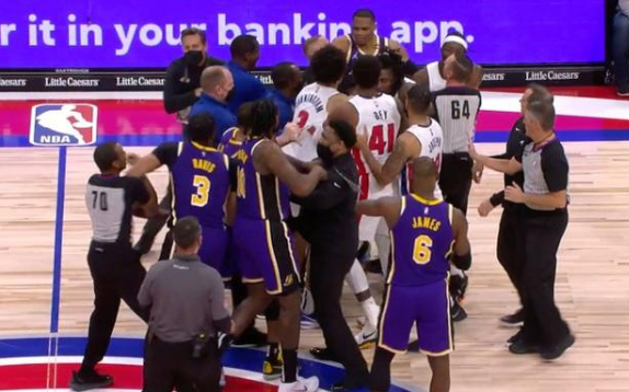 詹姆斯被禁赛1场