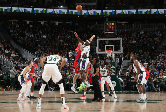 雄鹿114-93双杀活塞 字母哥33＋7