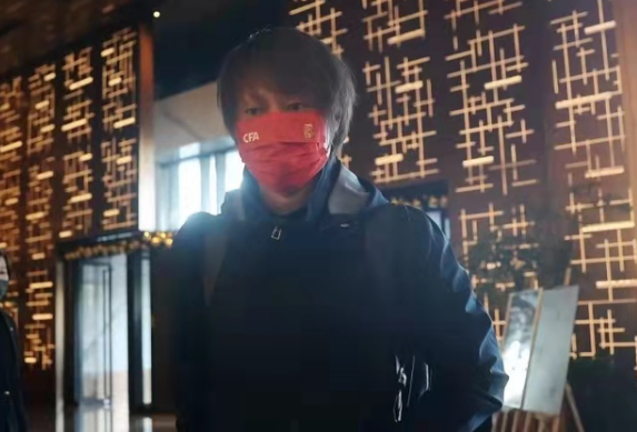 记者称国足集训期间李铁暴瘦20斤