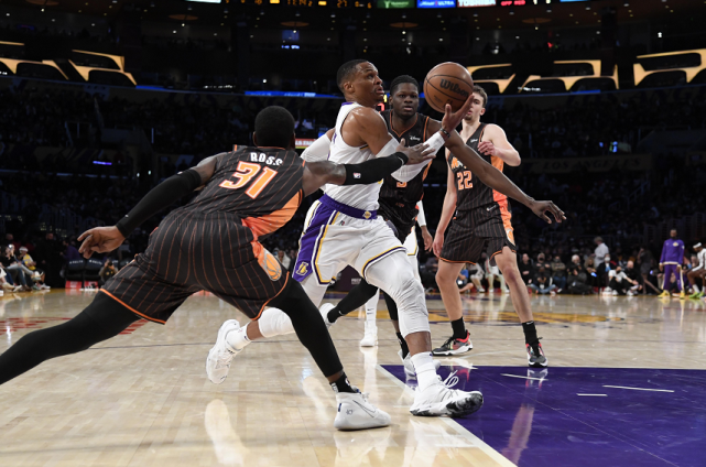 詹皇轰30＋11＋10 湖人106-94战胜魔术