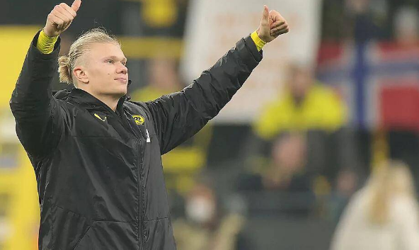 哈兰德赛后巡视球场致意球迷