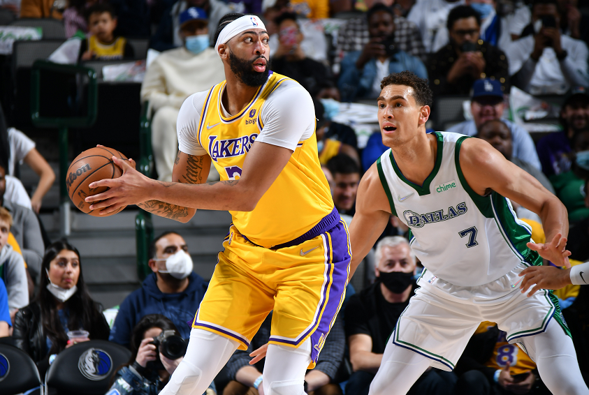 里夫斯送上压哨三分绝杀 湖人107-104险胜独行侠