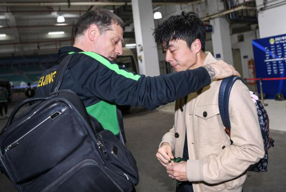 李磊洒泪告别 正式加盟草蜢俱乐部