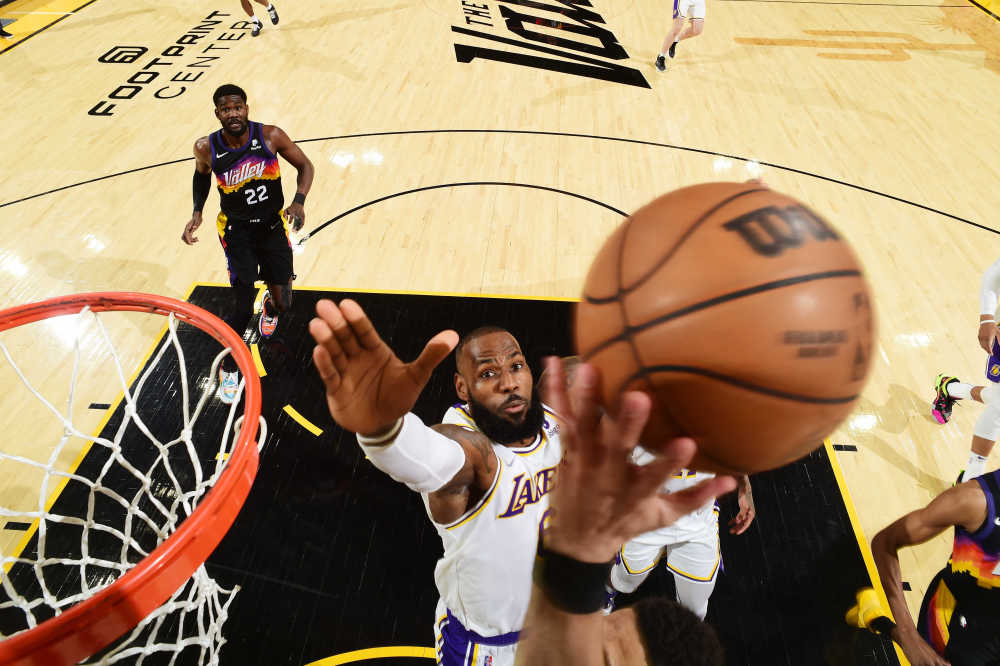 詹皇31分助攻破万，湖人111-140太阳