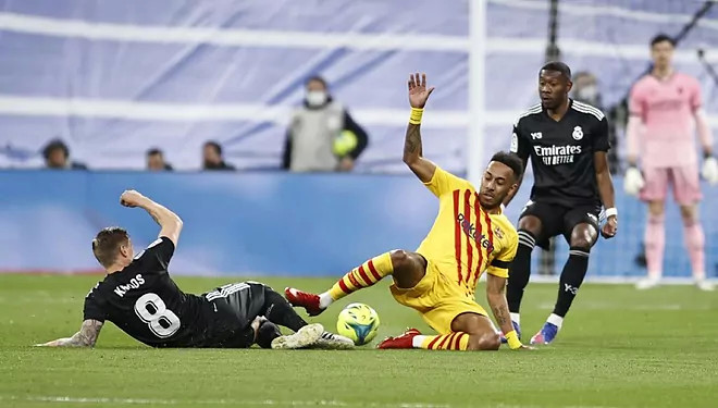 奥巴梅扬梅开二度 巴萨客场4-0皇马