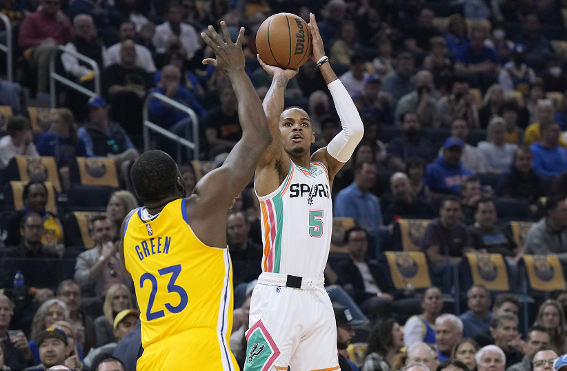 约翰逊神奇准绝杀 马刺以110-108险胜勇士