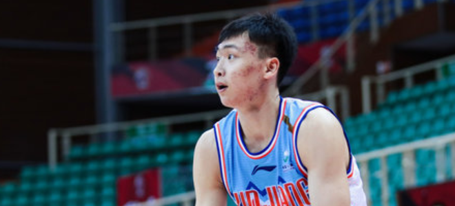 新赛季的新疆男篮在快速的成长 青春风暴将席卷CBA